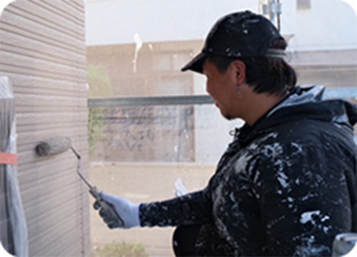 塗装作業中のスタッフ画像